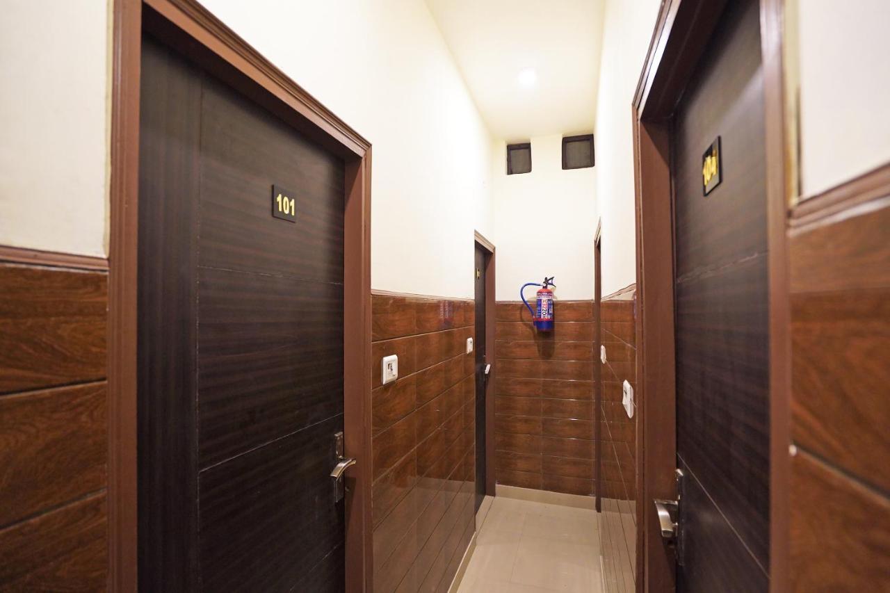 דלהי Hotel O Shri Sai Guest House מראה חיצוני תמונה